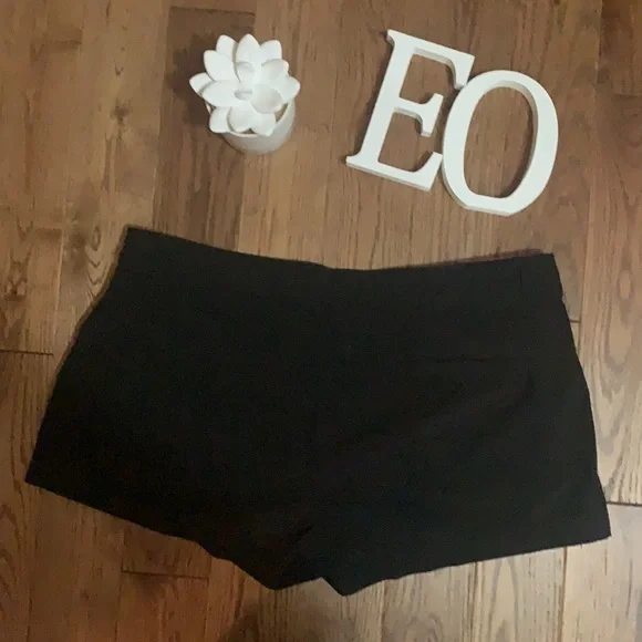 Powder Room Shorts - Picture 2 of 4